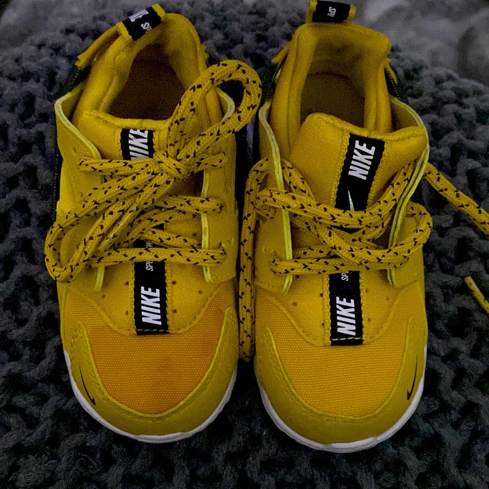 Nike few toe spots